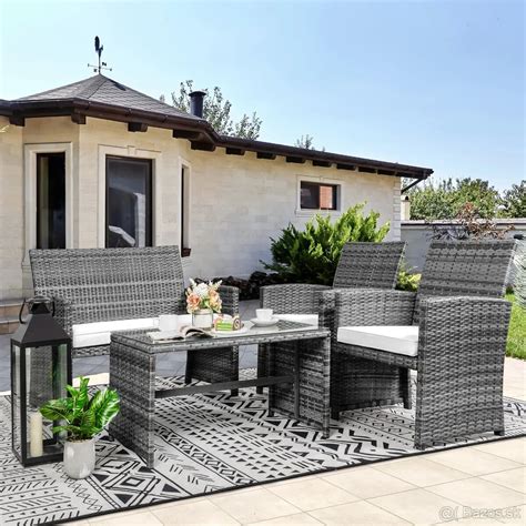 Stredomorský záhradný nábytok z ratanu s farebnými vankúšmi