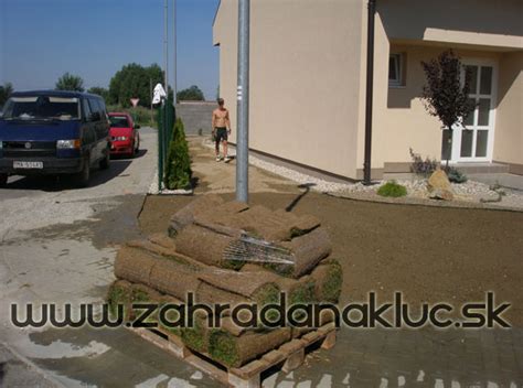 Ilustračná fotografia pokládky kobercového trávnika