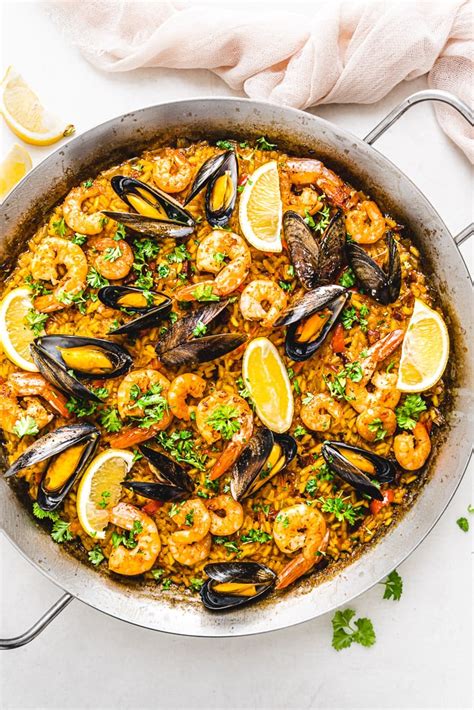 Štruktúra borievky s plodmi a detailom ihlíc