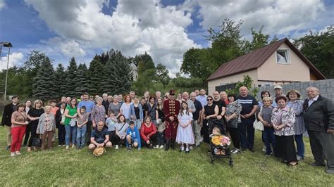 Scéna z filmu, zobrazujúca rodinné stretnutie alebo hádku
