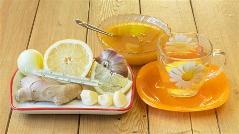 Koláž rôznych potravín a bylín s detoxikačnými účinkami: cesnak, koriander, chlorella, zázvor, zelený čaj.