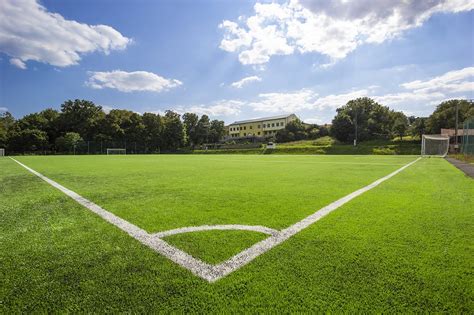 Infografika znázorňujúca hlavné komponenty automatického závlahového systému pre futbalové ihrisko.