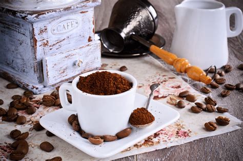 Koláž domácich hnojív: žihľavový výluh, vaječné škrupiny, kávová usadenina