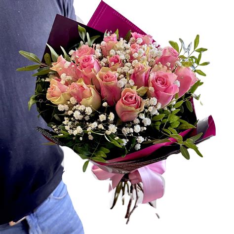 Tematické foto: jemná kytica s gypsomilkou, detail ružových kvetov gypsomilky