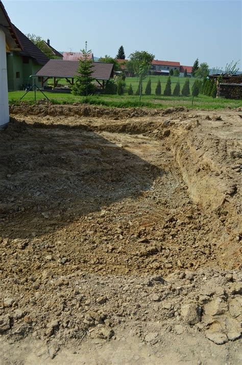 Záhradník prihŕňajúci zeminu okolo zemiakov