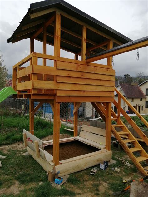 Schéma konštrukcie vyvýšeného detského domčeka so zvýrazneným obvodovým rámom