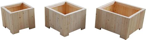 Ilustrácia rôznych drevených kvetináčov a debničiek s bylinkami na rôznych miestach (balkón, parapet, terasa).