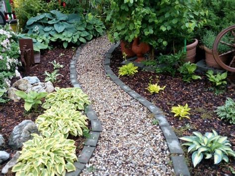 Tematické foto: Záhradník pracujúci s ručným kultivátorom v záhone