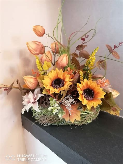 Foto aranžmánu so slnečnicami vo váze v interiéri.