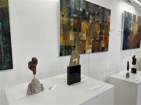 Galéria rôznych odrôd pivónií s popisom farieb a tvarov.