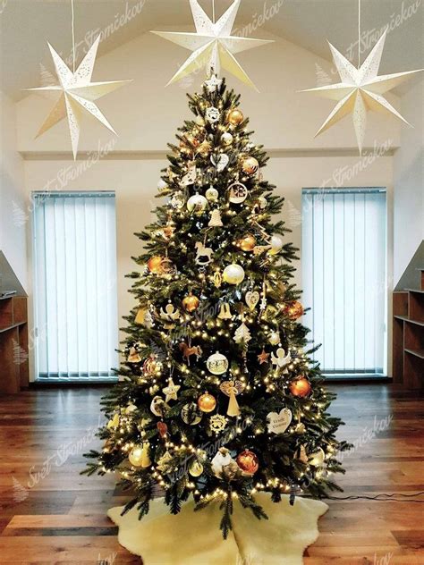 vianočný stromček s ozdobami