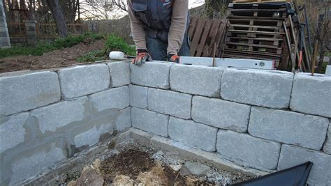 Nákres alebo fotografia rôznych typov betónových tvárnic a ukážky ich použitia v záhonoch