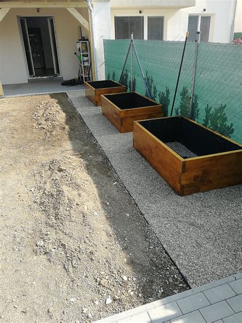 Koláž rôznych typov vyvýšených záhonov (drevené, kamenné, betónové) s označením ich výhod.