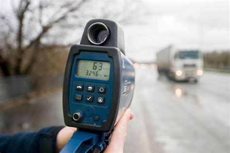 Ilustrácia: Použitie kolíkov a špagátu na meranie rovnosti terénu