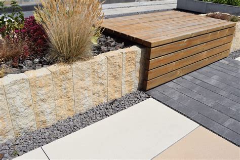 Fotografia: Terasy v svahovitej záhrade s opornými múrmi