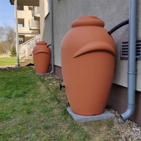 Tematické foto: Sud na dažďovú vodu pri dome
