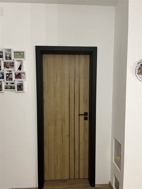 Ilustračná fotografia drevených dverí s elegantnými zárubňami v modernom interiéri