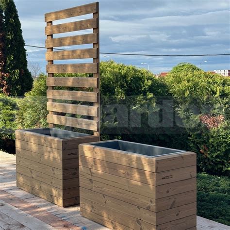 Kvetináč s rozkvitnutými tulipánmi na balkóne