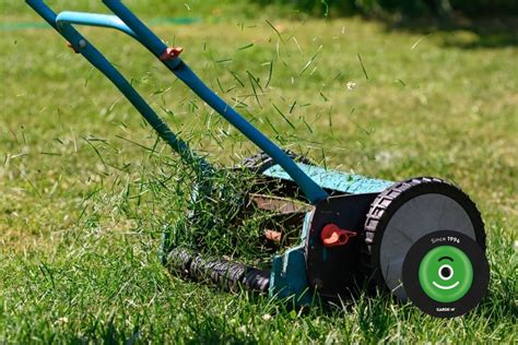 Ilustrácia vretenovej kosačky v akcii, ktorá detailne zobrazuje strihový mechanizmus.