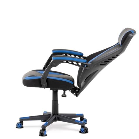 Dizajn 2-litrového akumulátorového postrekovača Stocker s dôrazom na ergonómiu a jednoduché použitie.