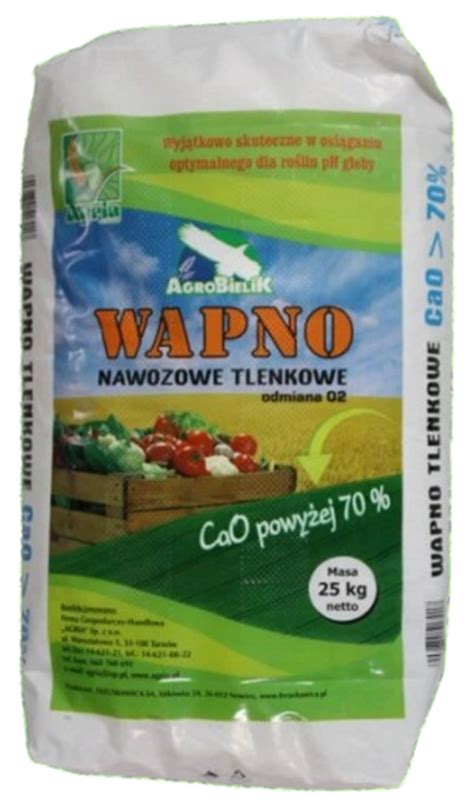 záhradník sypajúci vápno na záhon