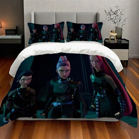 foto šafranového poľa so ženskými postavami pri ručnom zbere kvetov