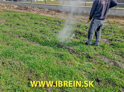 Infografika zobrazujúca proces odstraňovania buriny horúcou parou a vodou pomocou vysokotlakového zariadenia.