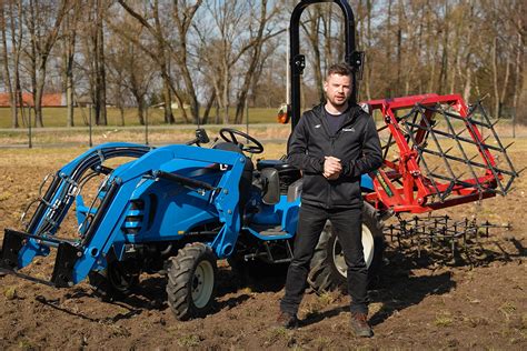 Traktor s okopávacím strojom pracujúci v príkmennom páse vinice