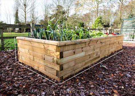 ukážka stavby vyvýšeného záhonu s vrstvami pôdy