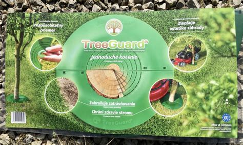 Detailná fotografia kmeňa stromu s naznačeným spôsobom aplikácie postreku do trhlín kôry