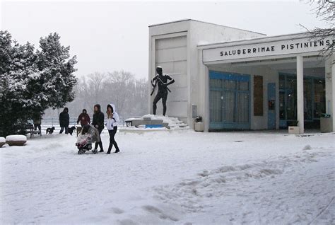 Tematická fotografia zazimovaného bazéna pod snehom alebo krytom, zdôrazňujúca ochranu pred zimou