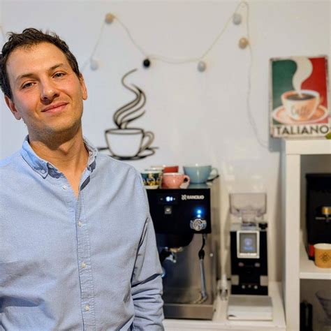 Schéma mulčovania okolia kmeňa magnólie kôrou pre udržanie vlhkosti a ochranu plytkých koreňov.