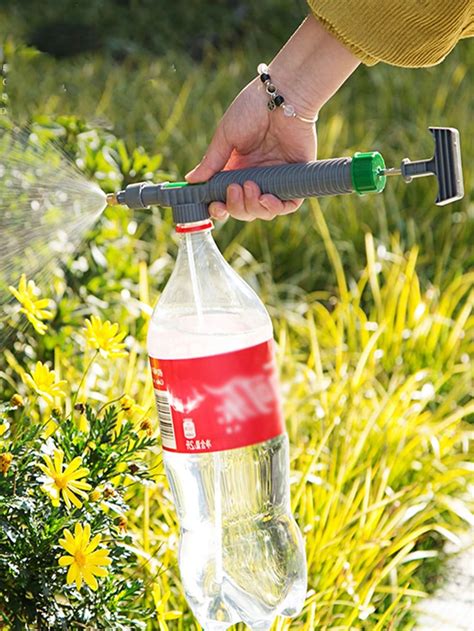 Ilustrácia použitia PET fľaše na zavlažovanie rastlín