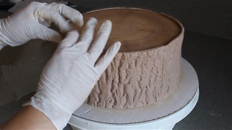 Ukážka silikónovej formy s detailným vzorom kôry stromu a hotový odliatok z fondánu