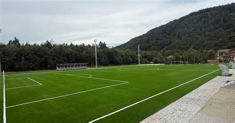 Ilustračná fotografia futbalového ihriska s dokonale upraveným trávnikom