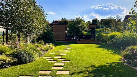 fotografia exteriéru Magic Garden s dominantnou sochou