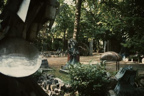 archívna fotografia Andreja a Márie Rudavských v ich záhrade