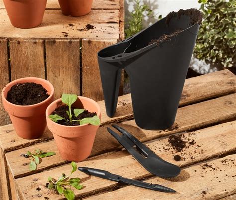 Ilustračná fotografia rôznych typov hnojív a záhradníckych potrieb.