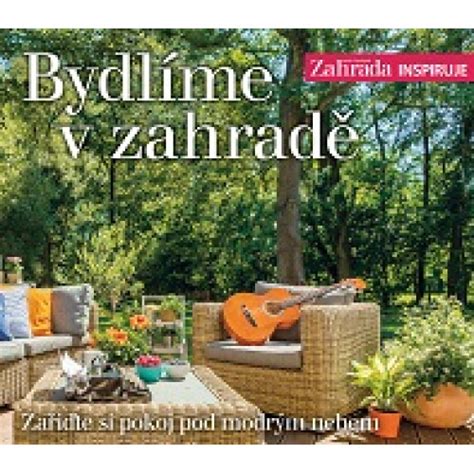 Záhony permakultúrnej záhrady s viditeľným mulčom