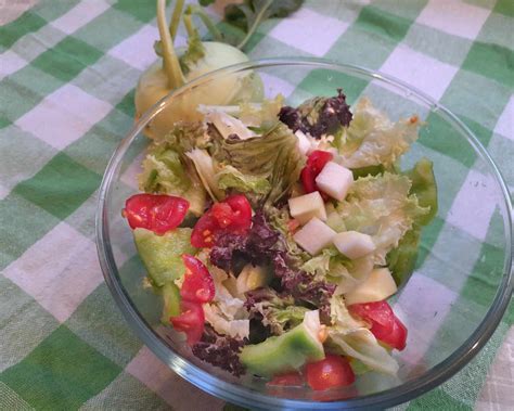 Miska šalátu ozdobená čerstvou pažítkou a jej kvetmi