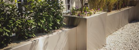 Ukážka rôznych rastlín vhodných do betónových kvetináčov