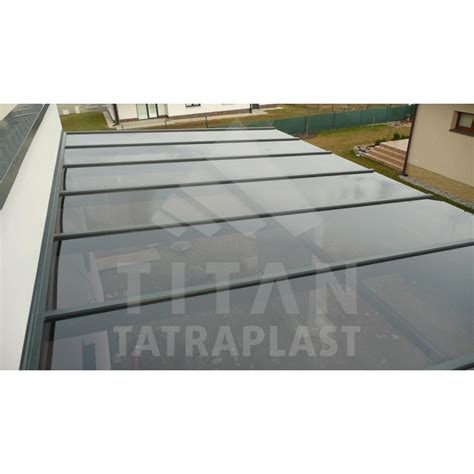 Detail polykarbonátovej dosky s UV ochranou