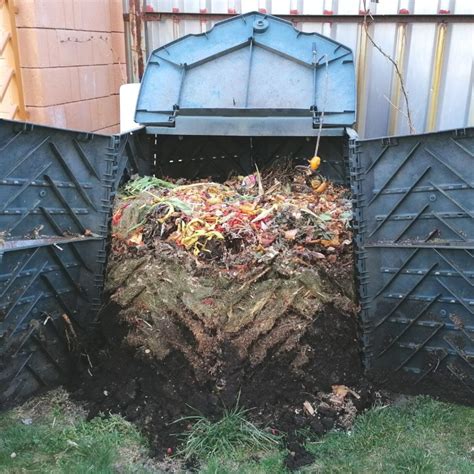 Schéma vrstvenia kompostu: od drenážnej spodnej vrstvy z konárov až po striedanie dusíkatých a uhlíkatých materiálov.