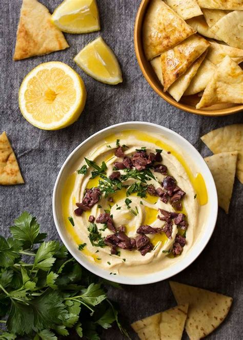 Koláž rôznych jedál z cícera (hummus, šalát, polievka)