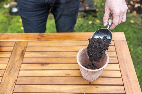 Ilustrácia správne pripraveného kvetináča so substrátom