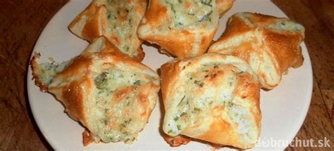 rozličné jedlá ozdobené pažítkou