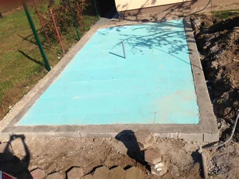 Vizualizácia označenia obrysu budúcej betónovej platne pomocou motúzov a kolíkov