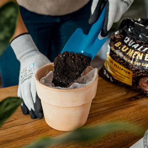 Detail znázorňujúci drenážnu vrstvu na dne kvetináča.