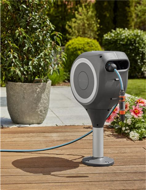 fotografia automatického navijaka na záhradnú hadicu