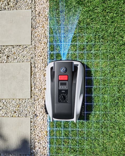 Technická schéma: Robotická kosačka ECOVACS GOAT s vyznačenými senzormi a prekážkami na záhrade